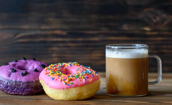 Donuts com uma xícara de café — Fotografia de Stock