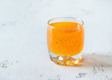 Fesleğen tohumlu portakal suyu.