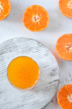 Fesleğen tohumlu portakal suyu.