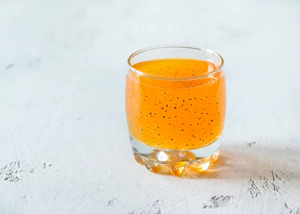 Orangensaft mit Basilikumkernen — Stockfoto