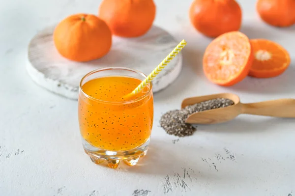 Sumo de laranja com sementes de manjericão — Fotografia de Stock