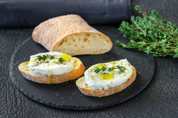 Sanduíches com ciabatta e mussarela — Fotografia de Stock