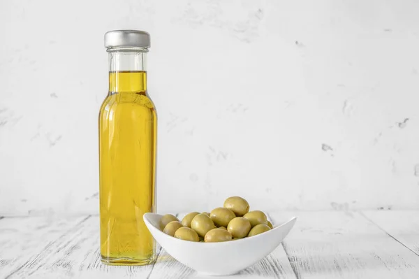 Botella de aceite de oliva con aceitunas verdes —  Fotos de Stock