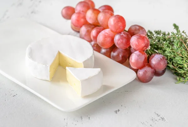 Servis tabağında camembert peyniri — Stok fotoğraf
