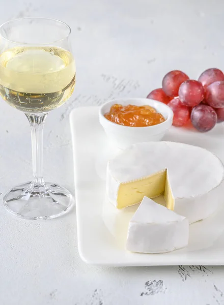 Camembert peyniri kadeh şarap ile — Stok fotoğraf