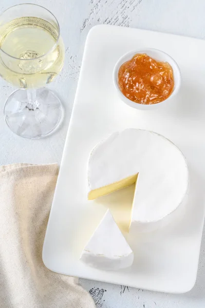 Queso Camembert con copa de vino — Foto de Stock