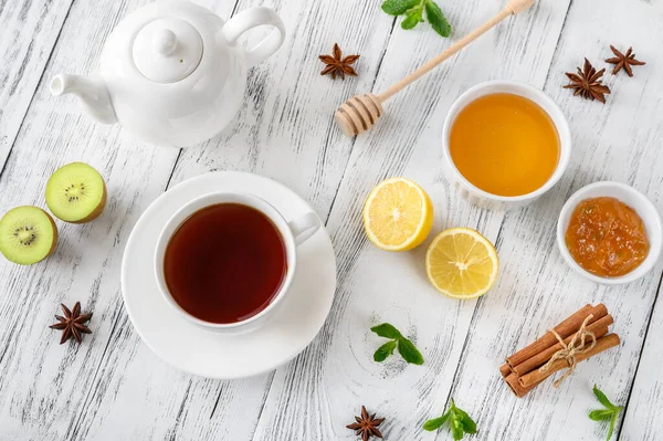 Kopje Zwarte Thee Met Honing Jam Specerijen Houten Ondergrond Bovenaanzicht — Stockfoto