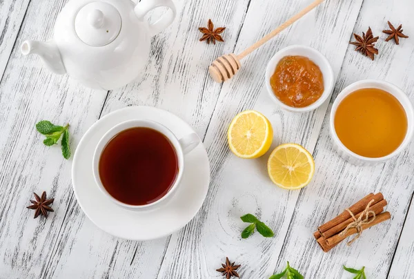 Kopje Zwarte Thee Met Honing Jam Specerijen Houten Ondergrond Bovenaanzicht — Stockfoto