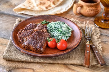 Biftek ve kremalı ıspanak yakından.