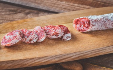 Fuet - Ahşap tahtada Katalan kurutulmuş sosisi