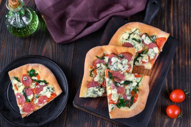 Kokain, peynir, fuet ve roka.