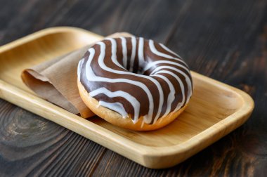 Tahta tabakta çikolatalı çörek.