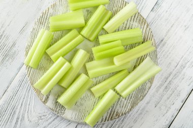 Tahtada taze yaprak kerevizi sapları.