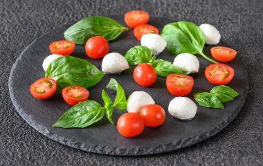 Mozzarella, domates ve tatlı fesleğenden yapılmış Caprese Salatası.