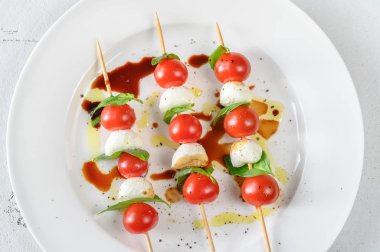 Balzamik soslu Caprese Salata Şişleri