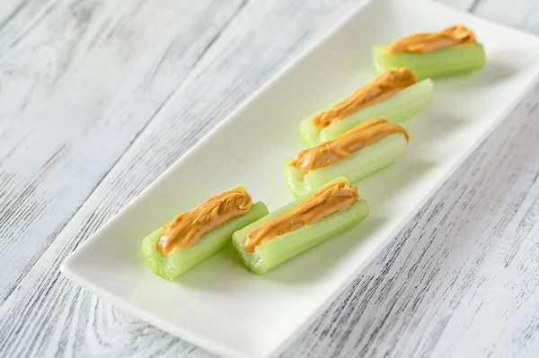 Celer Stonky Arašídovým Máslem Servírovacím Talíři — Stock fotografie