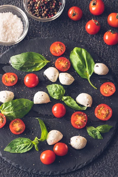 Caprese Salad Made Mozzarella Tomatoes Sweet Basil — Stock Photo, Image