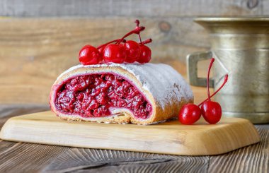 Ahşap arka planda kirazlı bisküvi
