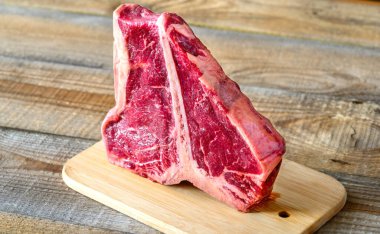 Tahtada çiğ biftek var.