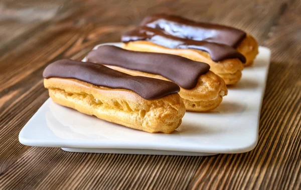 Eclairs Met Chocolade Topping Serveerplaat — Stockfoto