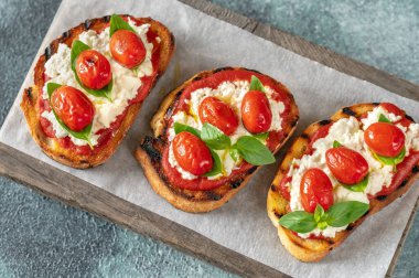 Mozarella, riccotta, fırında domates ve fesleğenli İtalyan