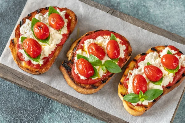 Italienische Bruschettas Mit Mozzarella Ricotta Gebackenen Tomaten Und Basilikum — Stockfoto
