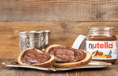 Sumy, Ukrayna - 12 Mart 2020: Dünyaca ünlü İtalyan fındık kakaolu ekmek dilimleri