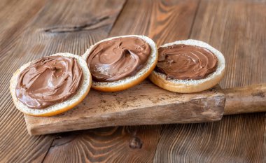 Tahtada çikolata parçacıklı ekmek dilimleri.