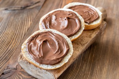 Tahtada çikolata parçacıklı ekmek dilimleri.