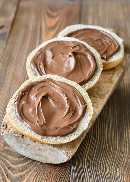 Potongan Roti Dengan Pasta Coklat Papan Kayu — Stok Foto