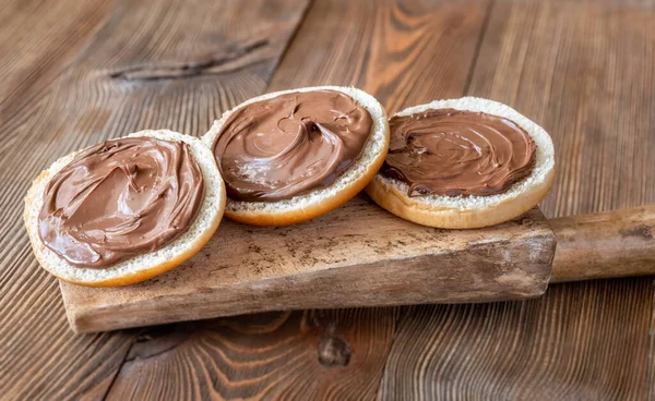 Potongan Roti Dengan Pasta Coklat Papan Kayu — Stok Foto