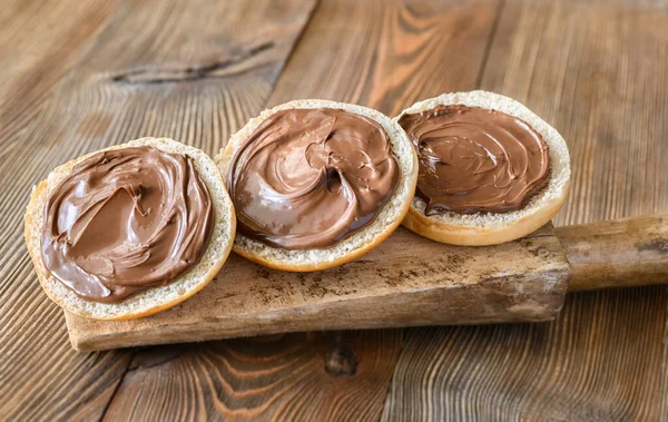 Potongan Roti Dengan Pasta Coklat Papan Kayu — Stok Foto