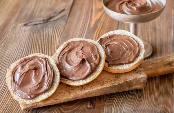 Tahtada Çikolata Parçacıklı Ekmek Dilimleri — Stok fotoğraf