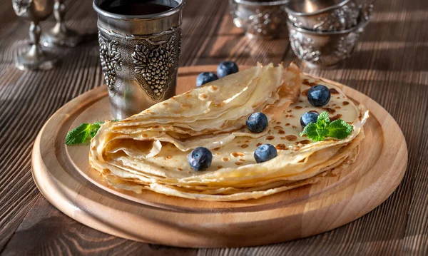 Crêpes Met Verse Bosbessen Bessensiroop Houten Plank — Stockfoto