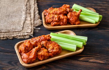 İki porsiyon taze kereviz saplı bufalo kanadı.