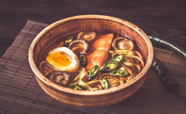 Bir kase baharatlı ramen ve kızarmış somon.