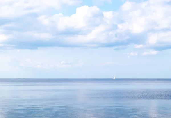 帆船の風景と穏やかな海 — ストック写真