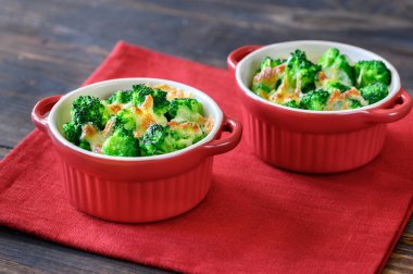 Fırında brokoli ve peynirli iki tencere.