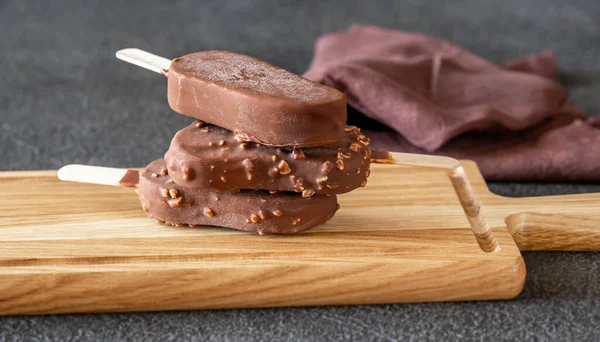 Met Chocolade Bedekte Vanilleijsrepen Het Houten Bord — Stockfoto