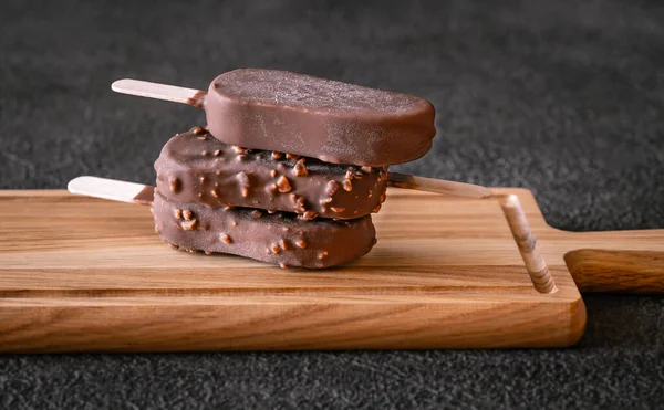 Met Chocolade Bedekte Vanilleijsrepen Het Houten Bord — Stockfoto