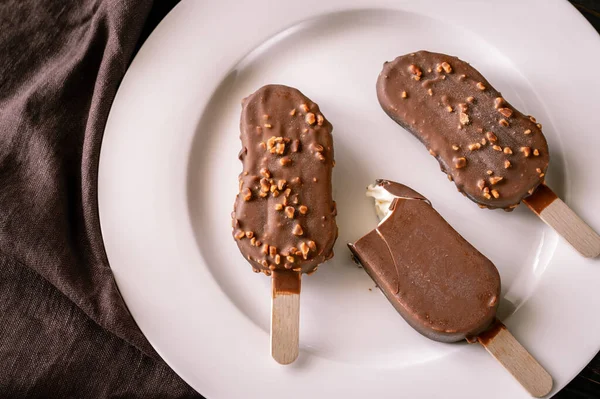 Met Chocolade Bedekte Vanilleijsrepen Witte Plaat — Stockfoto