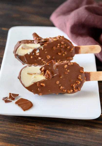 Met Chocolade Bedekte Vanilleijsreep Witte Plaat — Stockfoto