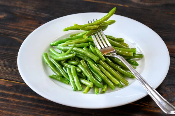 Portion Gebratene Grüne Bohnen Auf Weißem Teller — Stockfoto