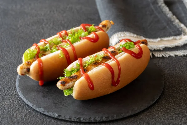 Dva Hot Dogy Grilovanými Klobásami Kamenné Desce — Stock fotografie