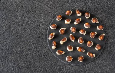 Taş tahtada deniz mahsulü çikolatalı şekerler.