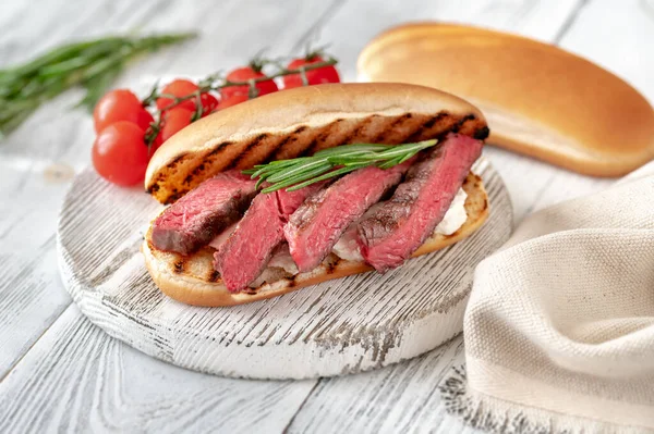 スライスした牛肉ステーキとサンドイッチ 木製ボード上のリコッタ — ストック写真