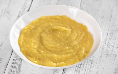 İtalyan geleneksel polenta, bir tabak haşlanmış mısır unu.