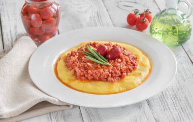 Bolonez soslu İtalyan mısır unu.