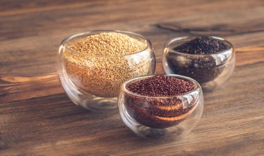 Ahşap arka planda farklı türde kinoa