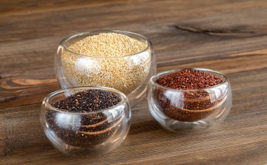 Ahşap arka planda farklı türde kinoa